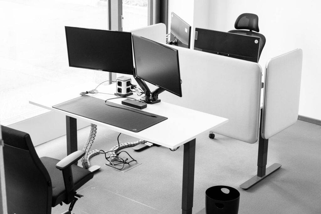 Flexibler Arbeitsplatz im Coworking Space Lohfelden bei Kassel — Monitor, schnelles Internet, ruhige Atmosphäre