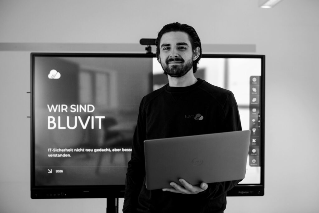 Jan — IT-Sicherheitsexperte bei BLUVIT GmbH, Ansprechpartner für IT-Sicherheit im Mittelstand